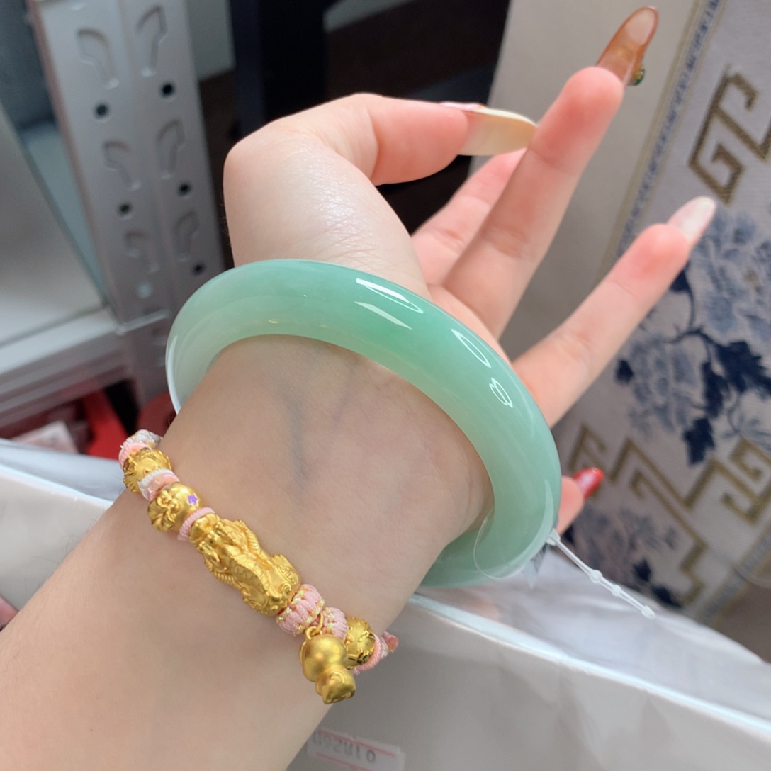 翡翠手镯未镶嵌57满圈果绿底起胶正圈～