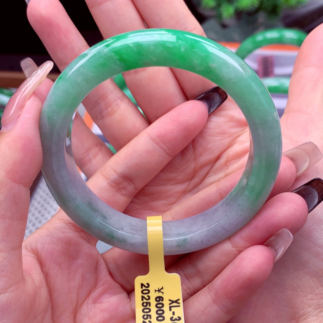 翡翠手镯未镶嵌翡翠