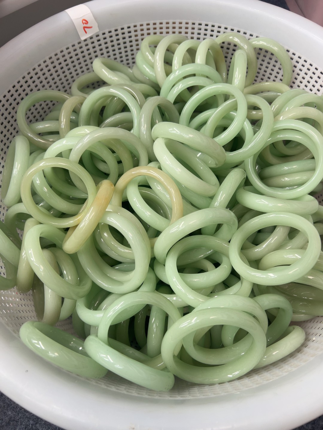 **橄榄绿个别飘糖微瑕有石纹水线色根色点（）拍一发一多样性发货）