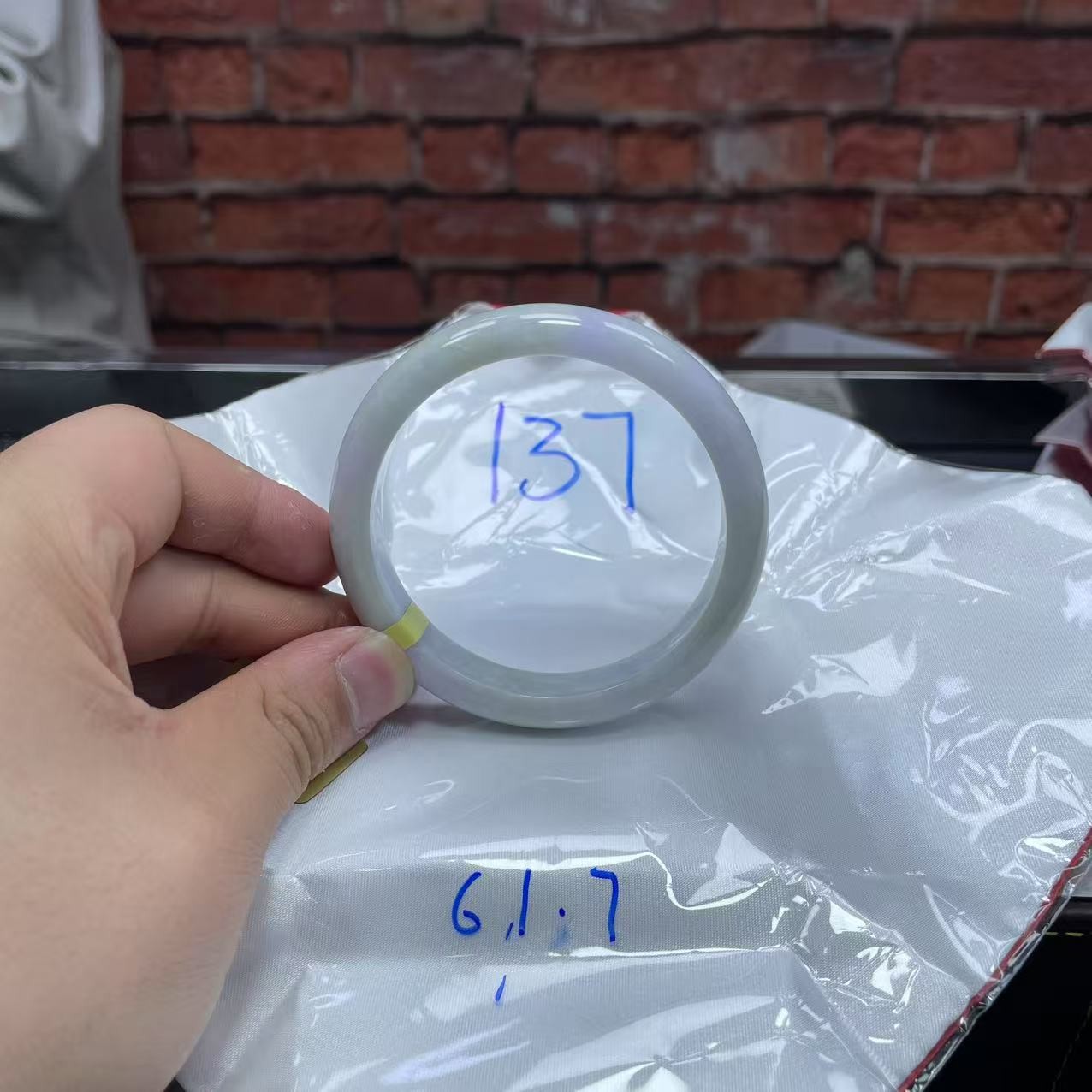 毛货手镯需精细抛光/137