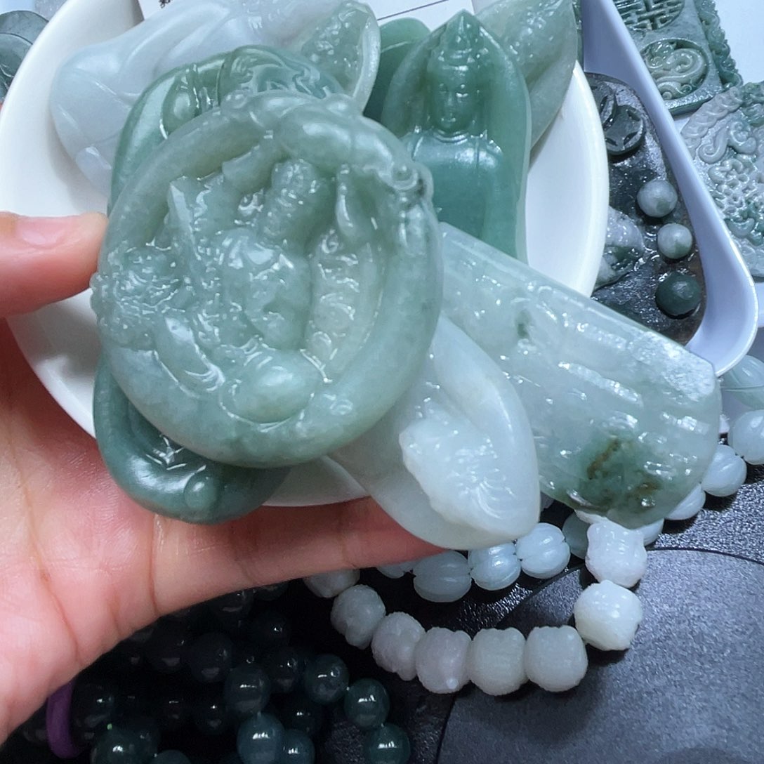 1***小翡翠未镶嵌颈饰是