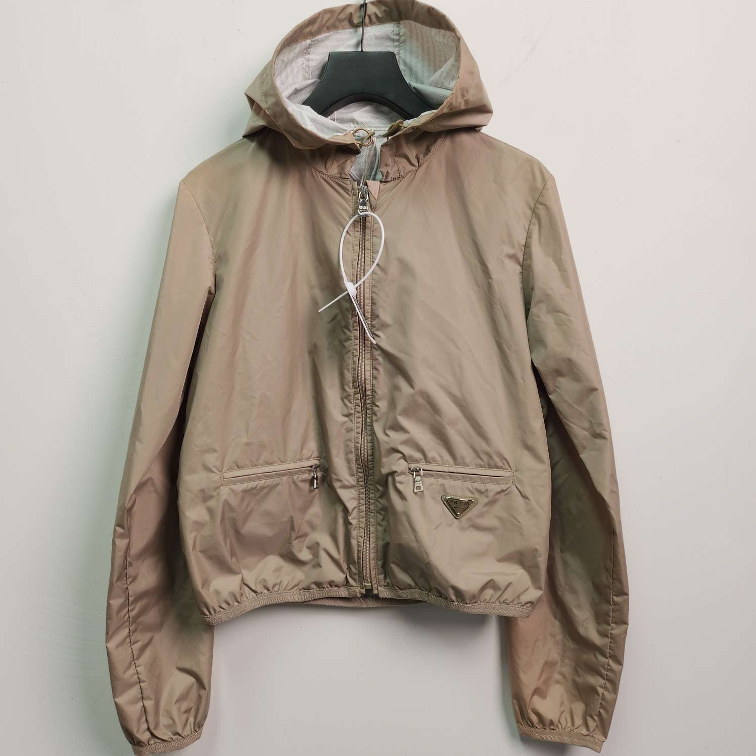 99新 Prada/普拉达   A1320/三角标浅棕色冲锋衣外套 /38码