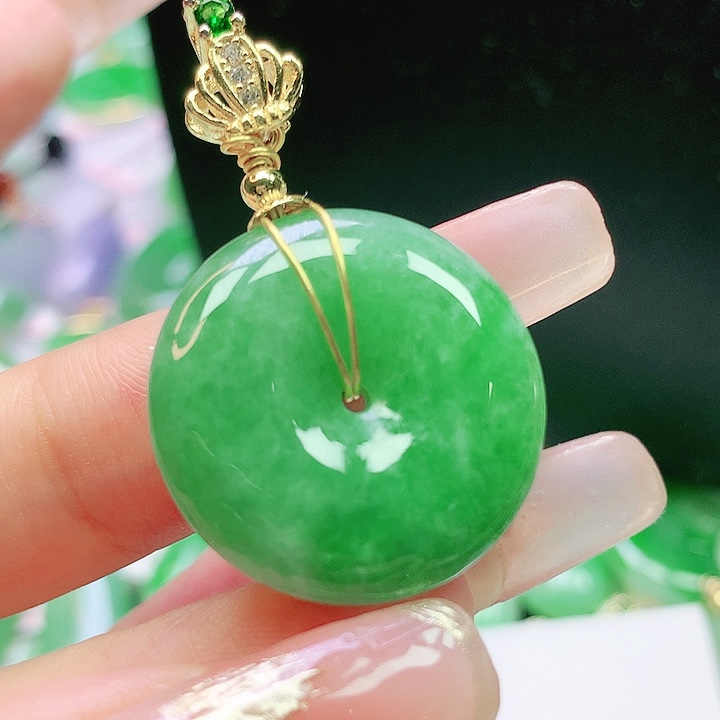 翡翠未镶嵌颈饰多样性发其一