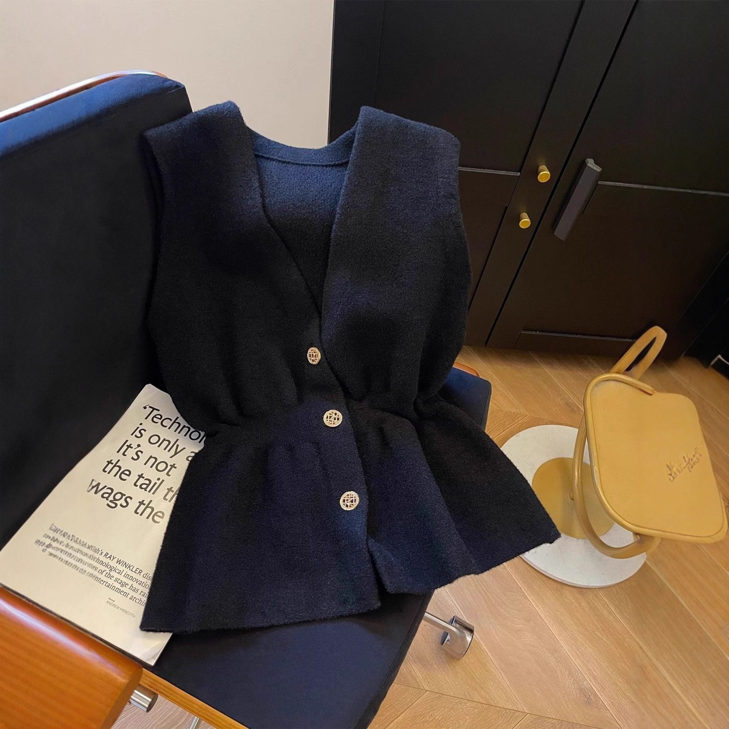 欧洲站时尚黑色小香风单排扣无袖坎肩马甲女2025秋冬新款洋气上衣