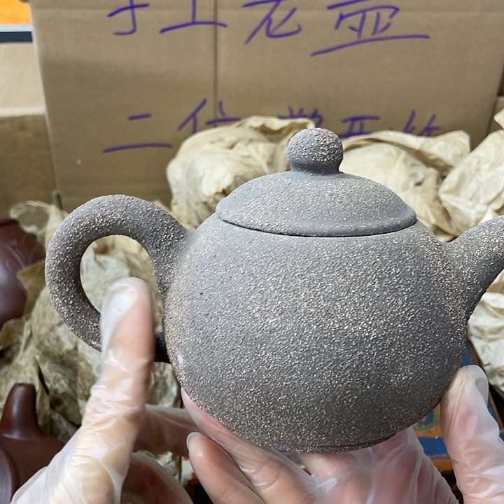 紫砂茶壶矿泥料手工制作的一把紫砂壶。