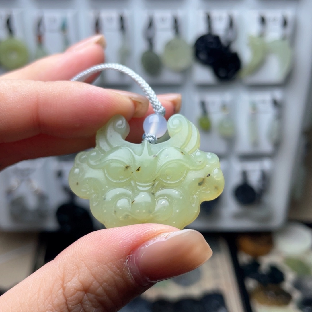 岫玉未镶嵌颈饰兽面