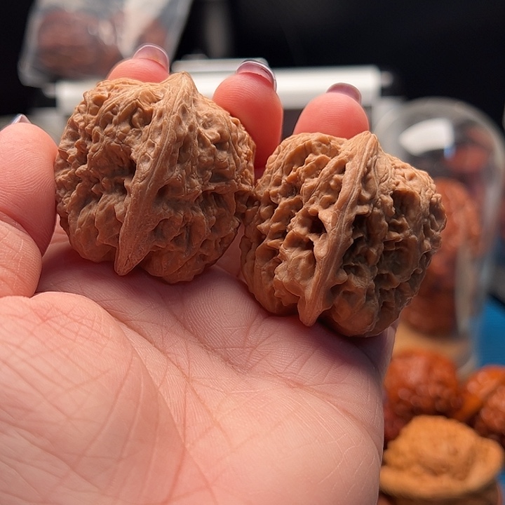 文玩核桃把件西北将军 头茬对