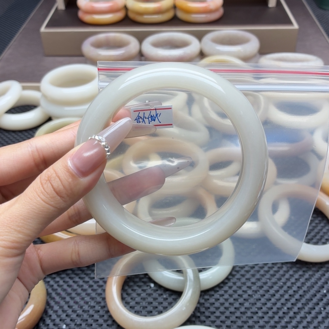 秋***甜石英岩玉未镶嵌手镯