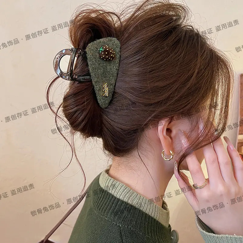J草莓毛毡三角头发抓夹女高级感鲨鱼夹2025新款发夹巨好看发饰