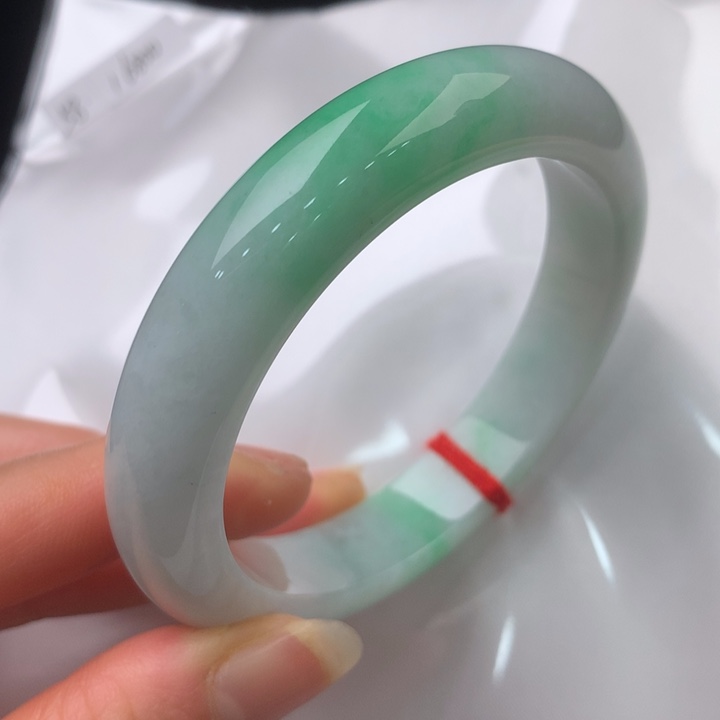 翡翠未镶嵌手镯一抹绿