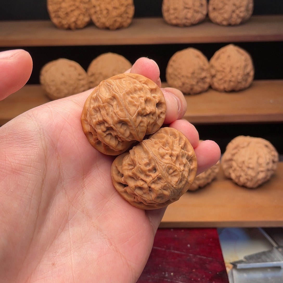 文玩核桃把件39边肚红皮桃心宫灯