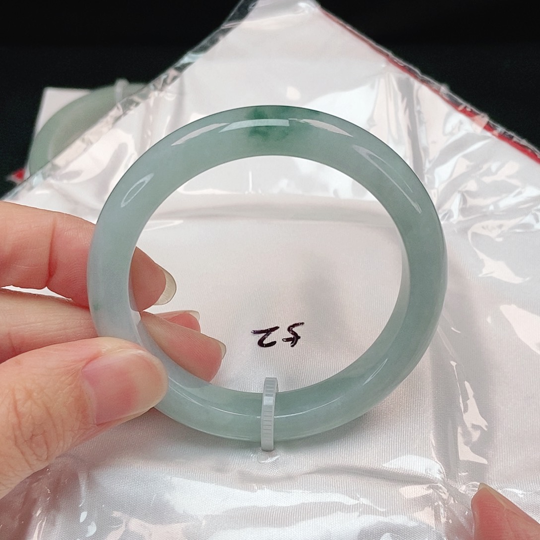 翡翠手镯未镶嵌正圈