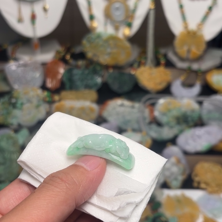 翡翠颈饰未镶嵌吊坠