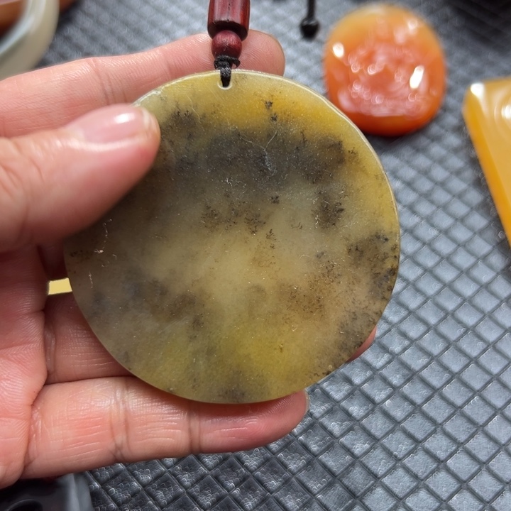 石英质玉（黄龙玉）颈饰未镶嵌