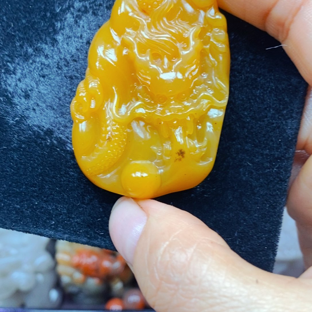 未镶嵌石英质玉（黄龙玉）颈饰