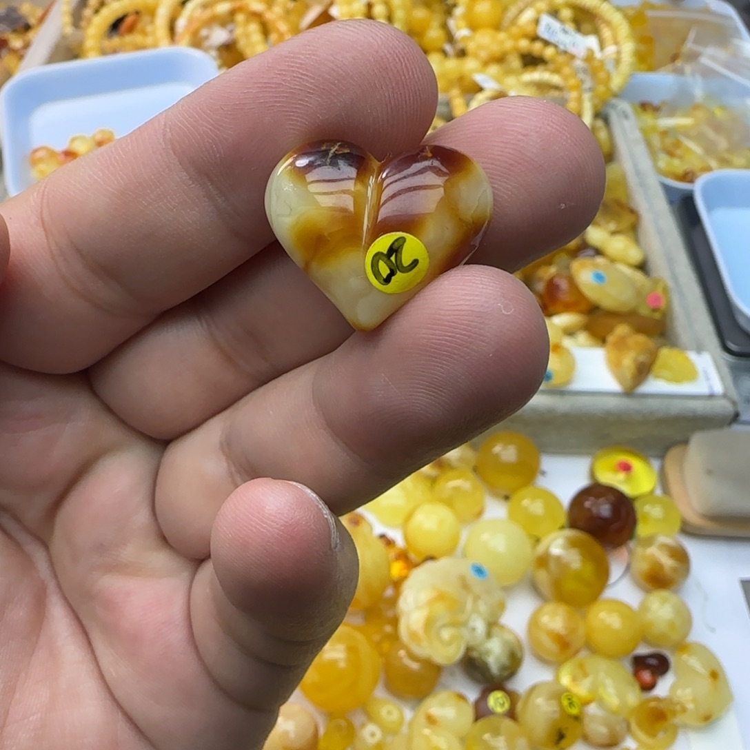 琥珀未镶嵌裸石2.4克有瑕