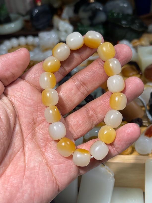 和田玉12*11老型珠手串