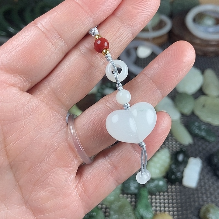 透闪石质玉未镶嵌颈饰