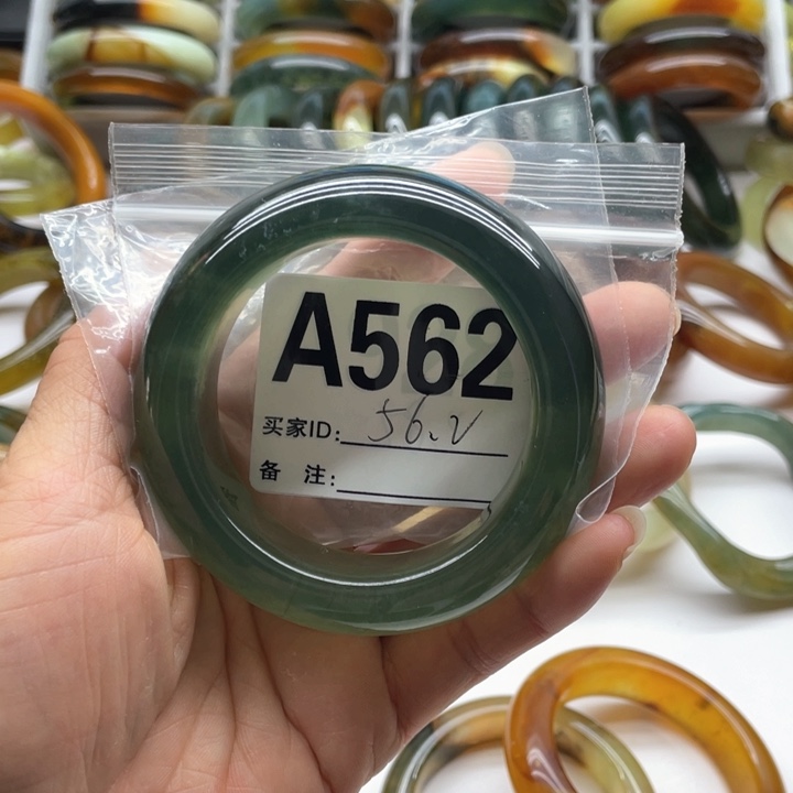 蛇纹石玉未镶嵌手镯微****。