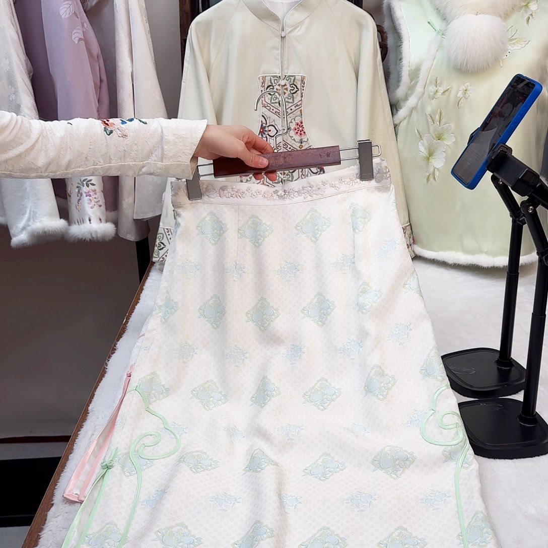 刺绣真丝绿色半身裙