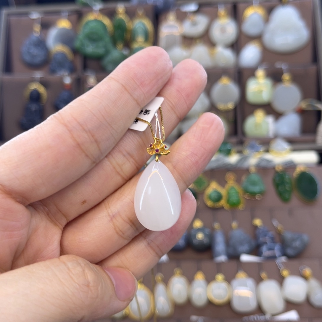 和田玉18K金镶嵌吊坠