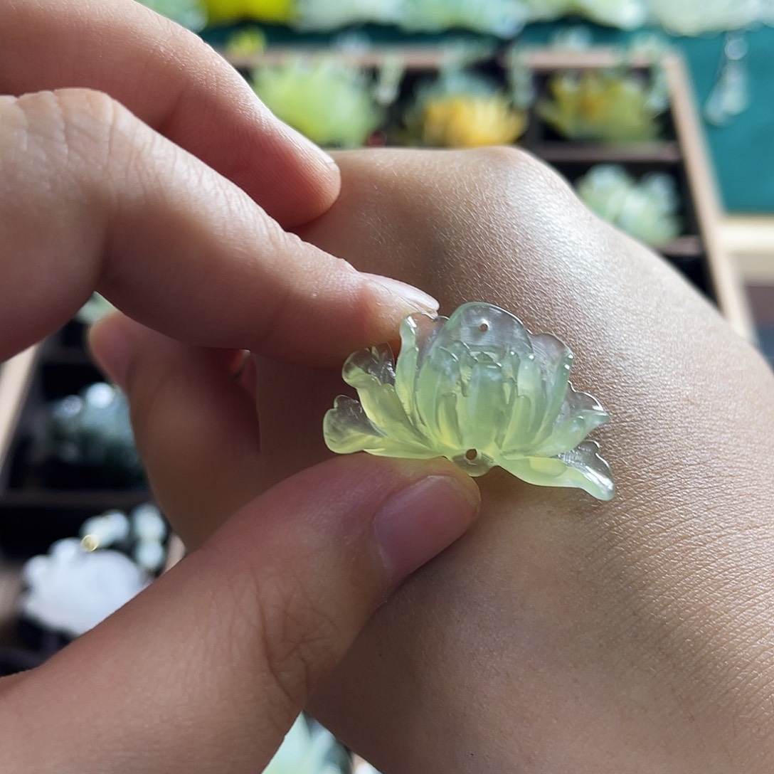 爱***汐蛇纹石玉未镶嵌颈饰