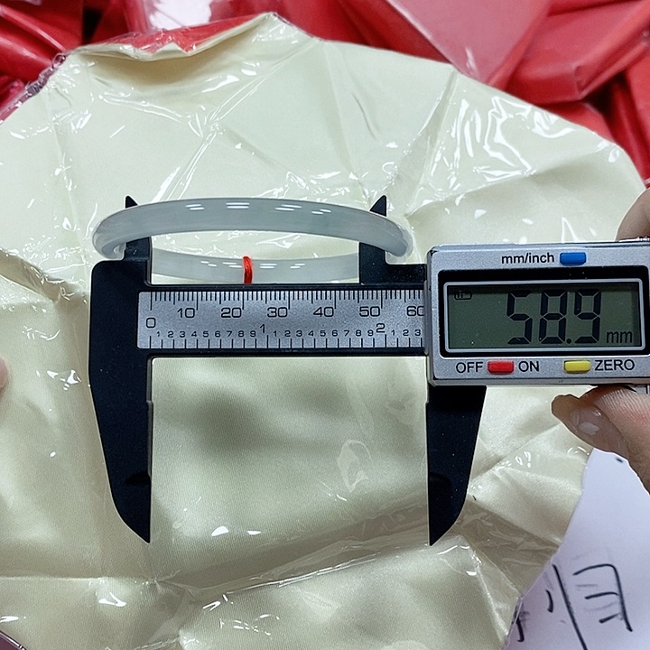 翡翠手镯未镶嵌13。 