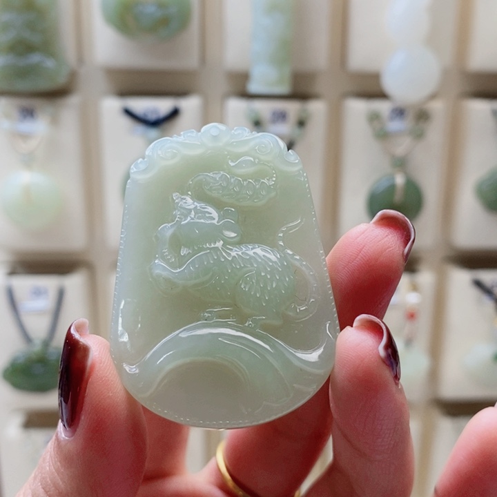 看***生和田玉未镶嵌颈饰