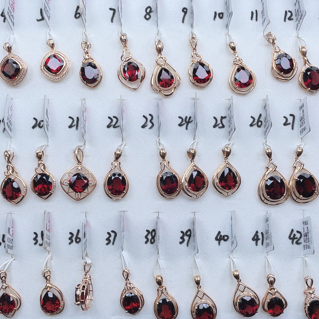 18K金镶嵌吊坠(不含链)石榴石