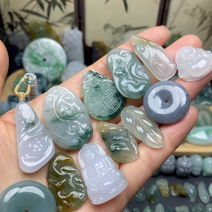 翡翠未镶嵌颈饰牌子一个