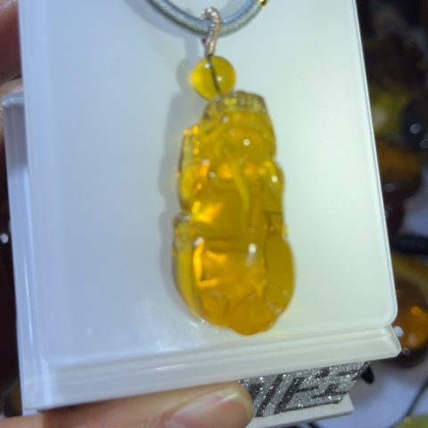 蓝珀颈饰未镶嵌缅甸天然琥珀貔貅吊坠