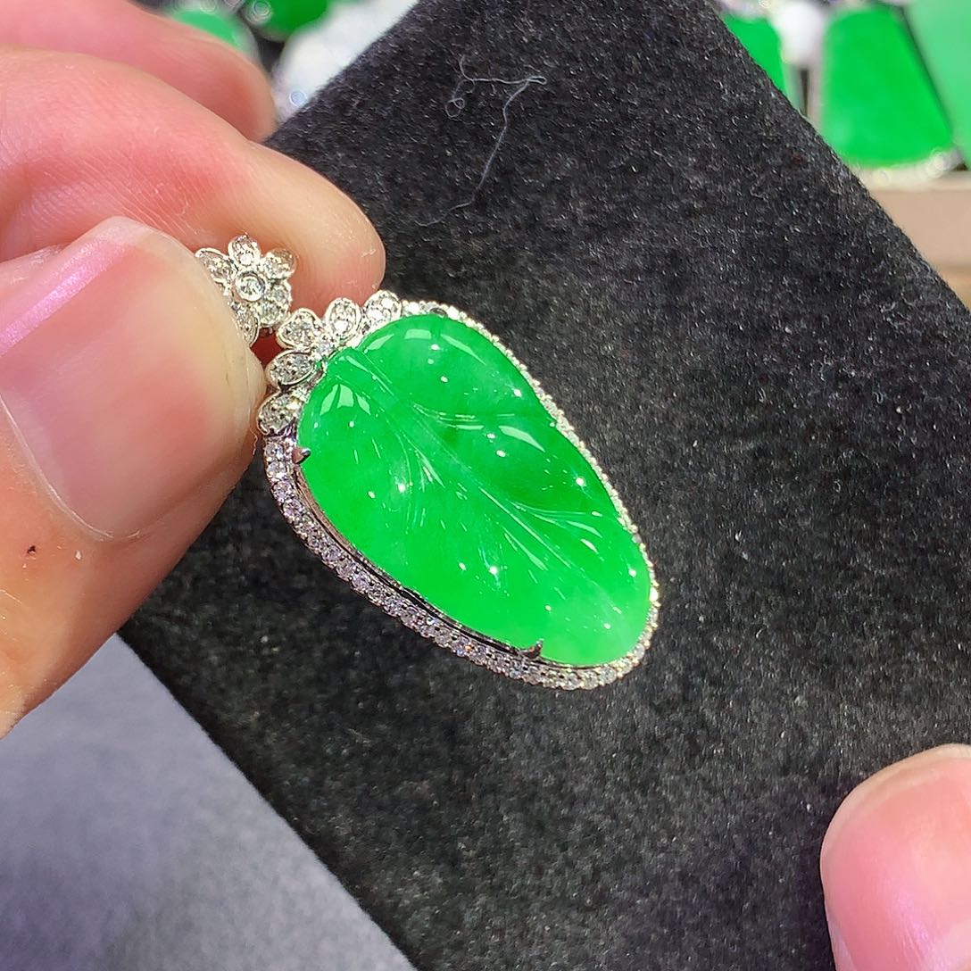 翡翠吊坠(赠链)18K金镶嵌