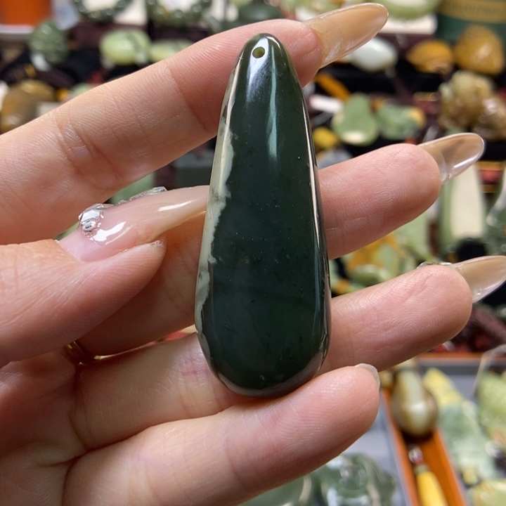 颈饰未镶嵌岫岩老玉（透闪石质玉）