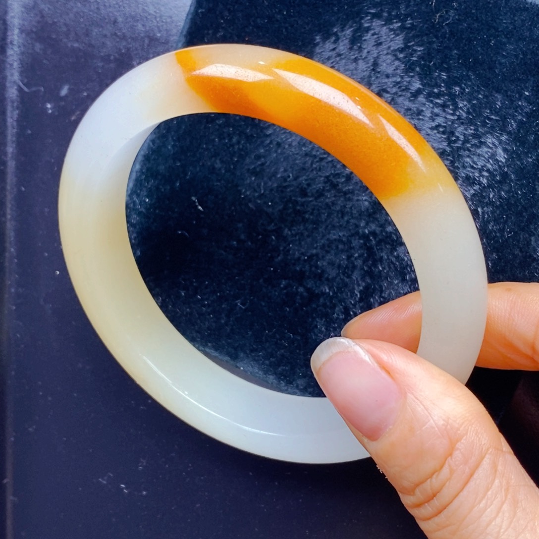 未镶嵌石英质玉（黄龙玉）颈饰