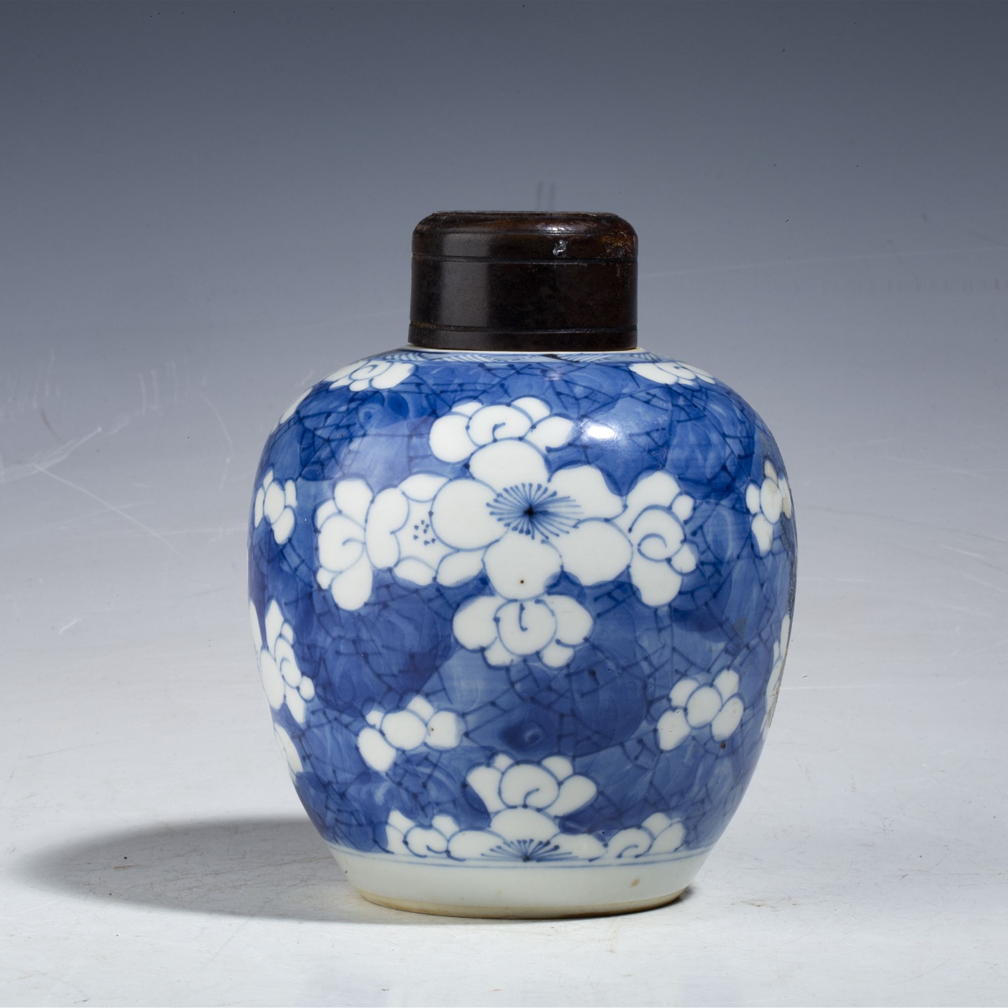 【拍卖-清康熙】·青花冰梅纹盖罐