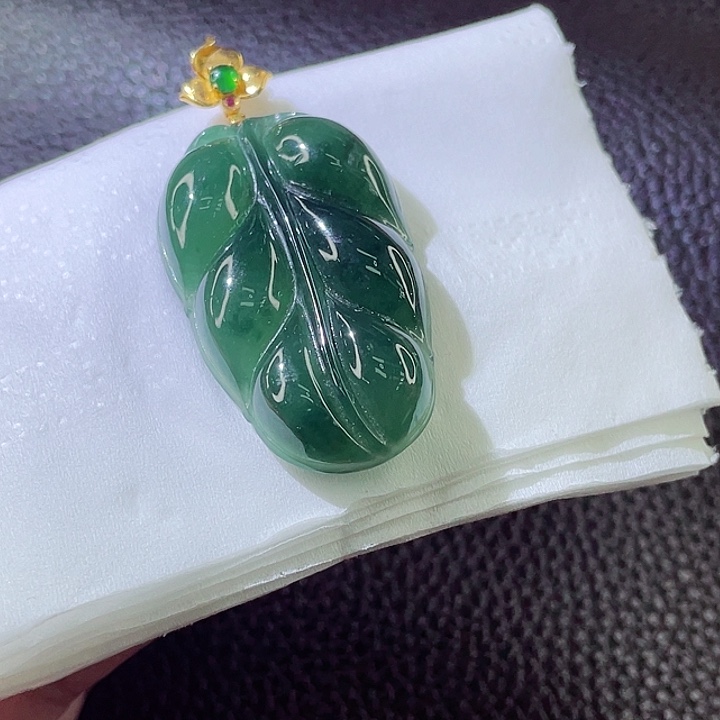 翡翠颈饰18K金镶嵌翡翠