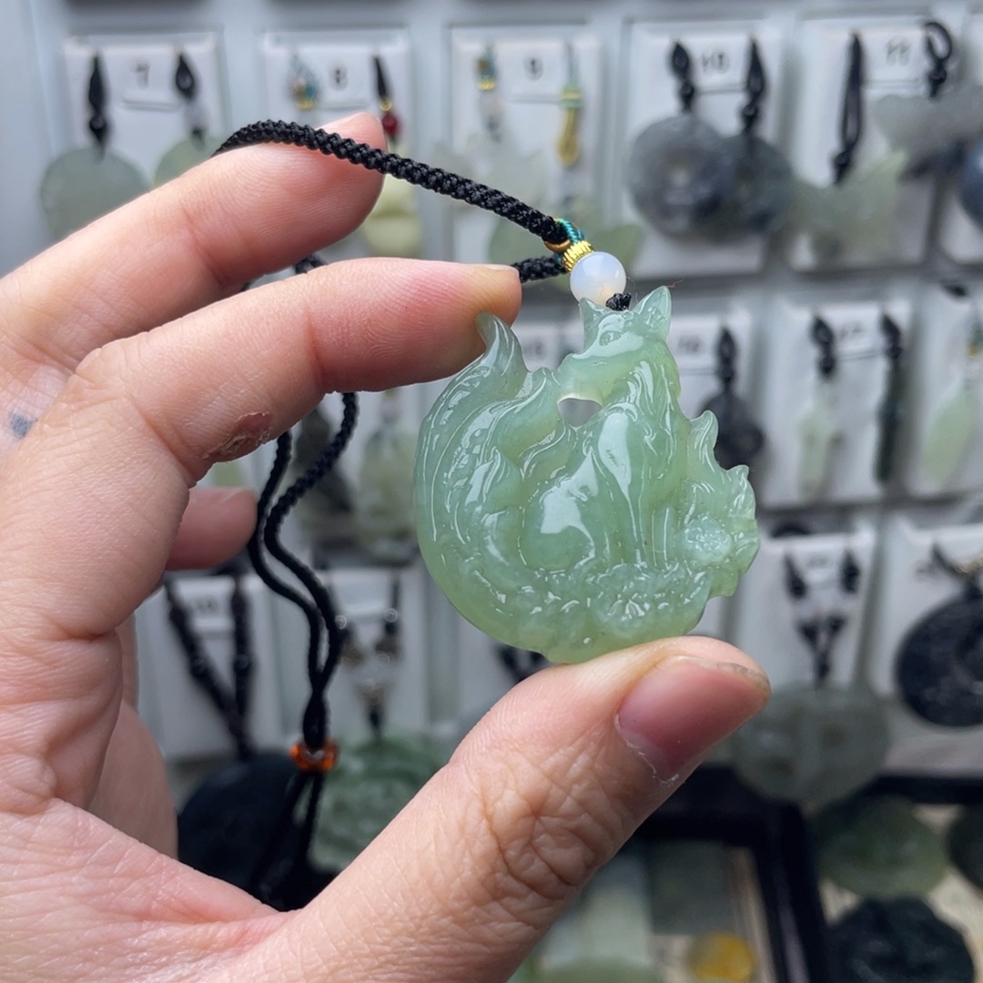 继****岫玉未镶嵌颈饰狐狸