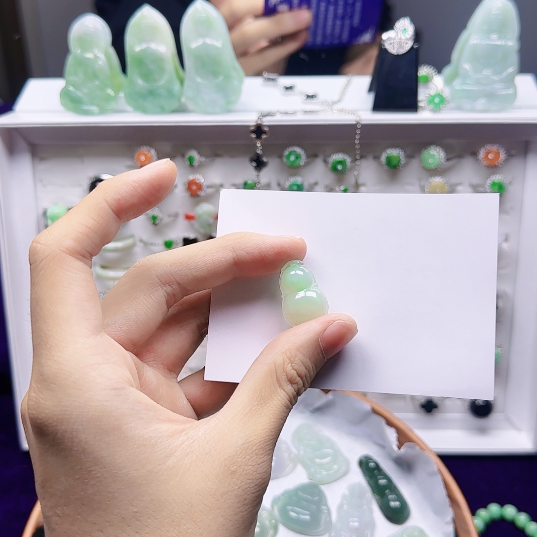 翡翠未镶嵌吊坠(赠链)翡翠