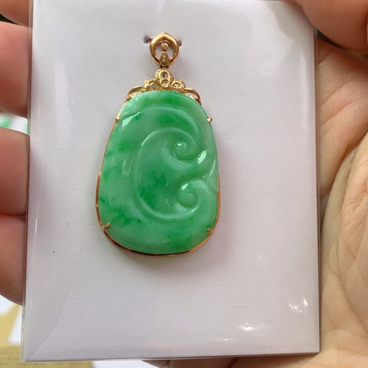 翡翠颈饰18K金镶嵌翡翠吊坠