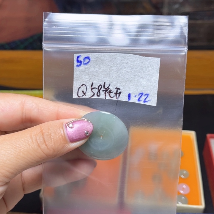 定制翡翠未镶嵌花****）不