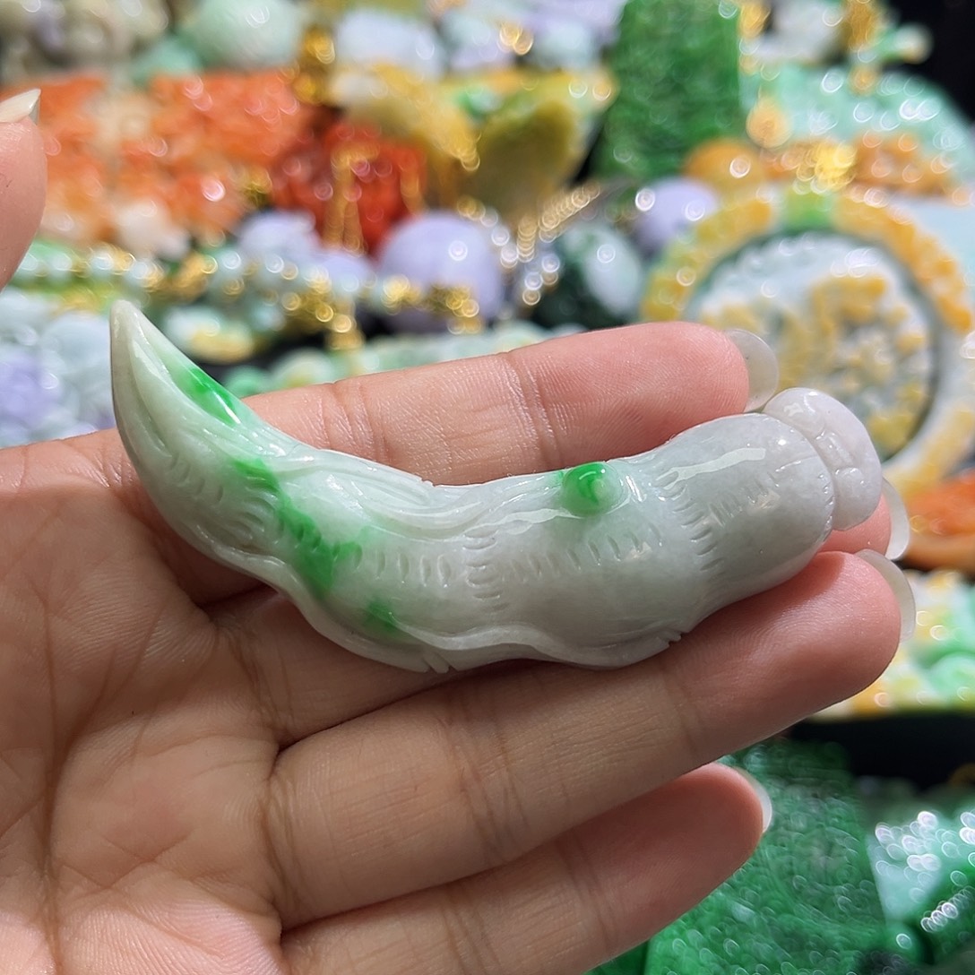 翡翠未镶嵌颈饰待编织