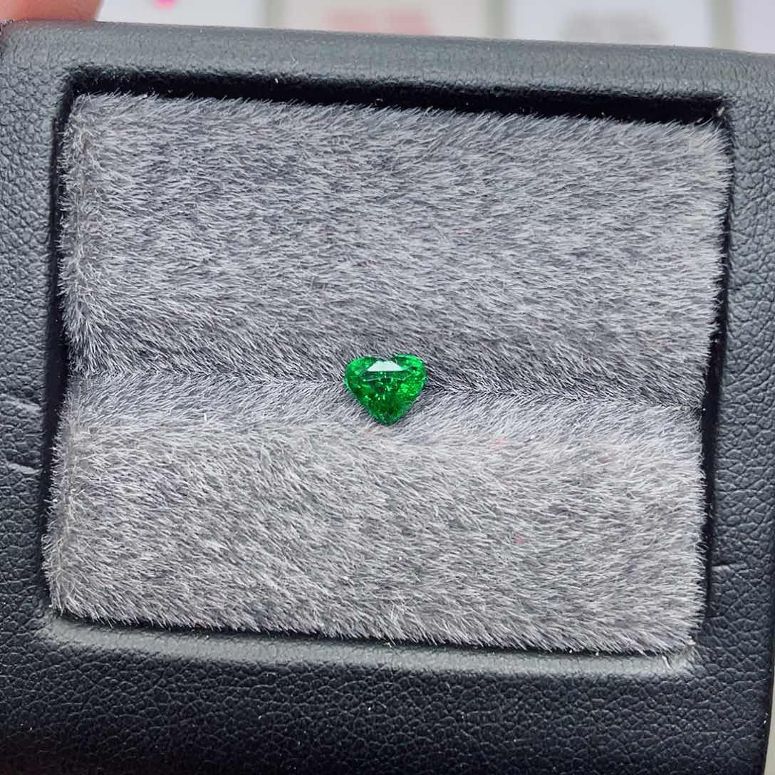 石榴石（沙弗莱）裸石未镶嵌0.69克拉