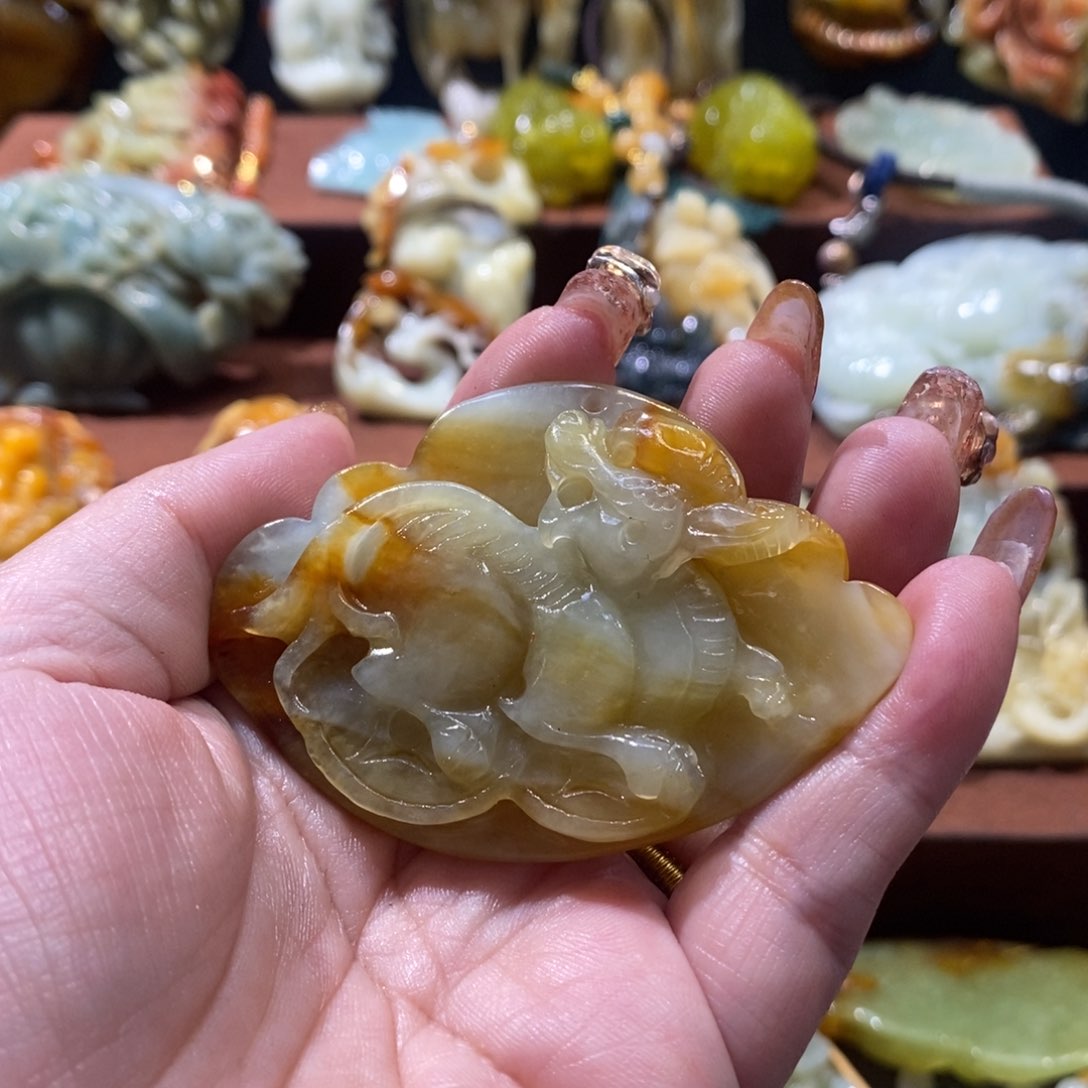 蛇纹石玉颈饰未镶嵌