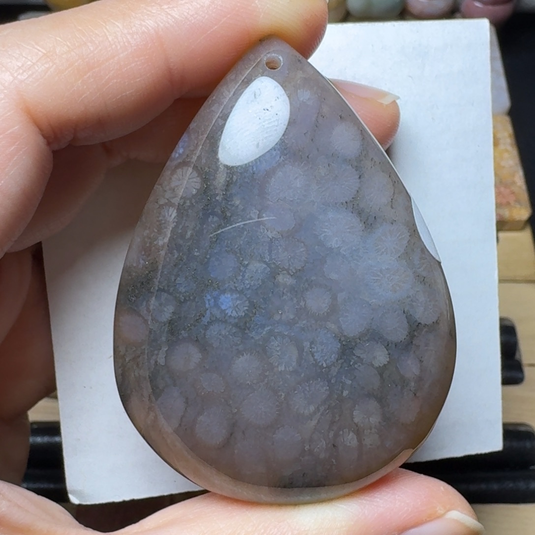 硅化玉带黑金沙的大水滴未镶嵌