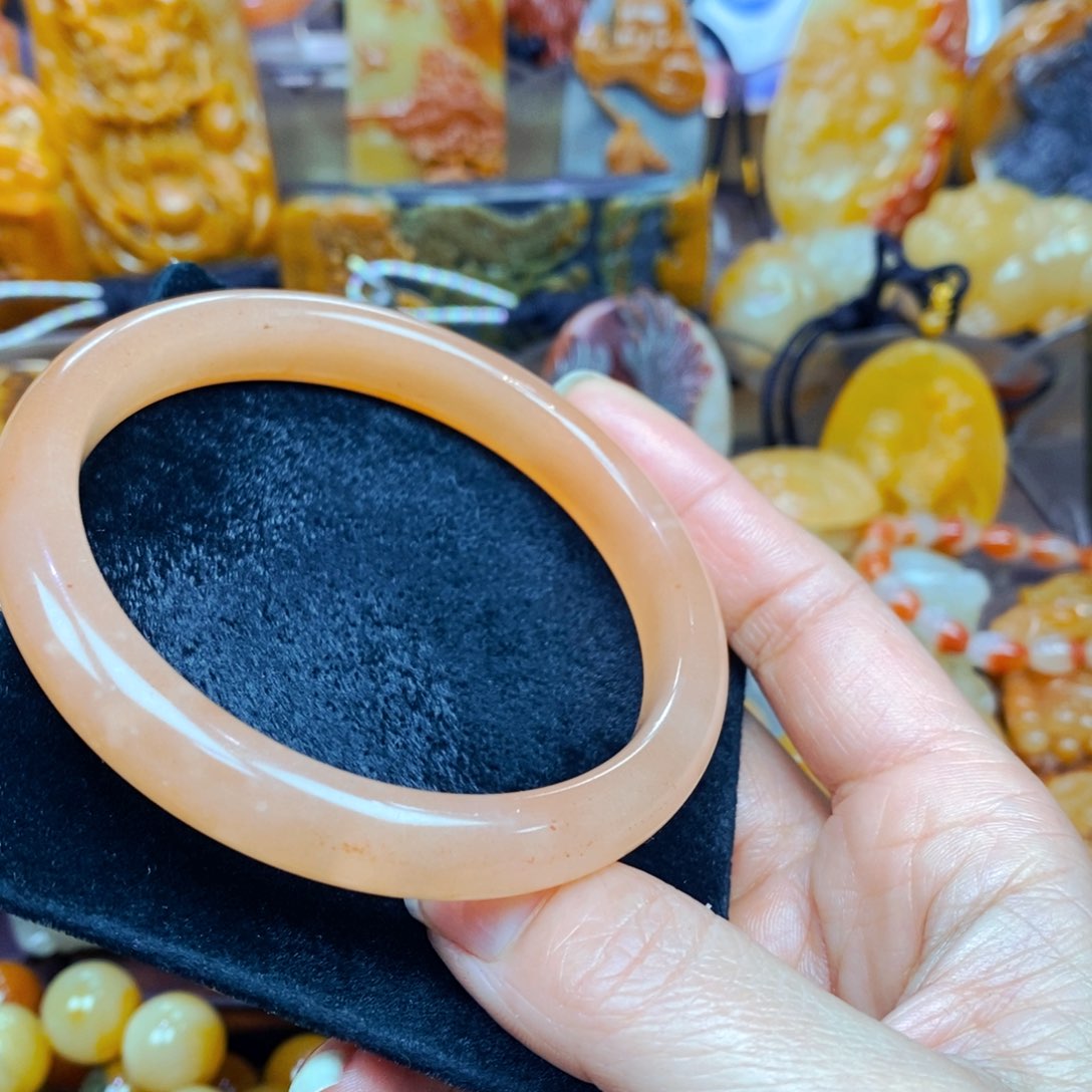 未镶嵌石英质玉（黄龙玉）颈饰