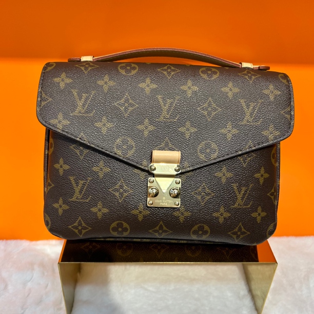 99新 LouisVuitton/路易威登 邮差21年金扣老花肩带