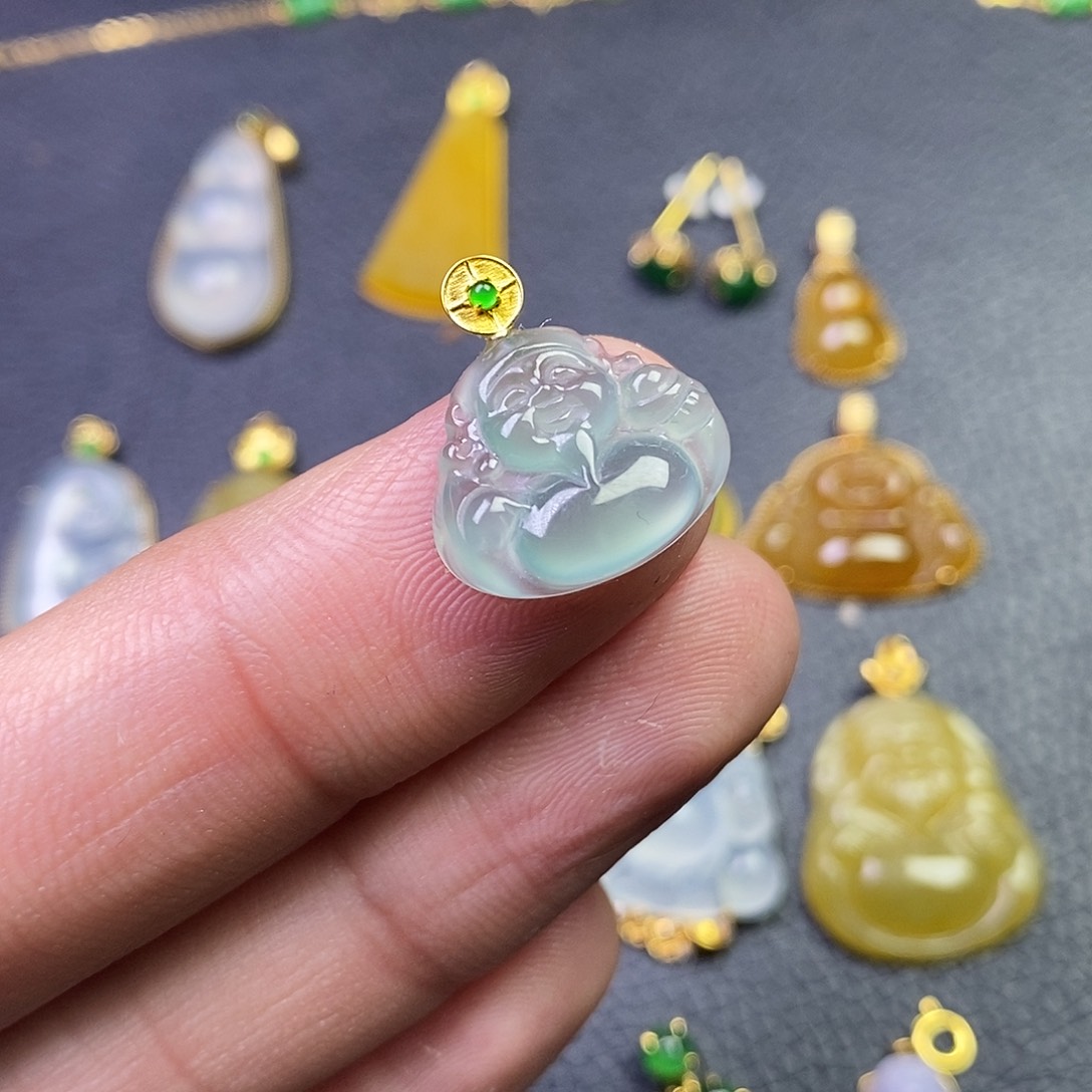 颈饰18K金镶嵌翡翠