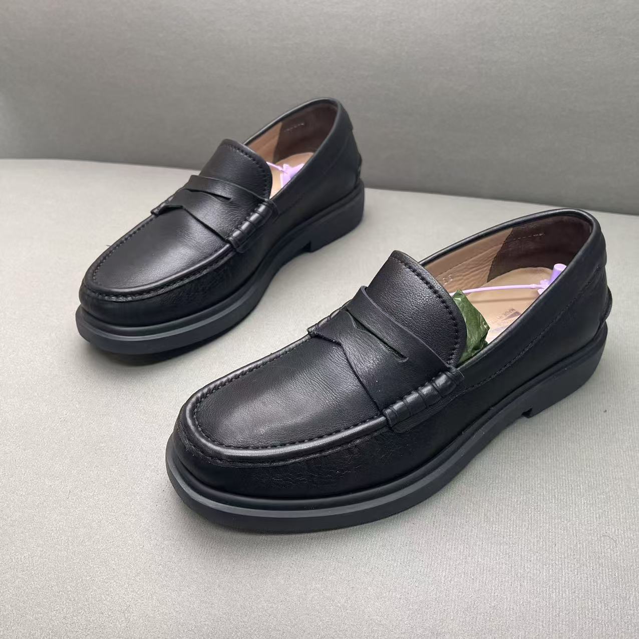95新 FERRAGAMO/菲拉格慕 黑色皮面绑带时尚百搭乐福皮鞋 40国码