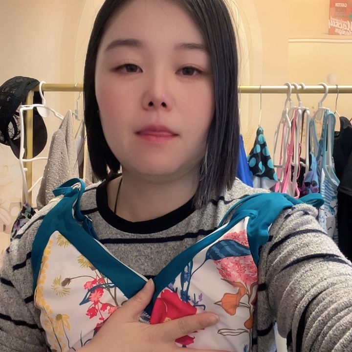 羊羔毛泳衣搭配技巧撞色无袖