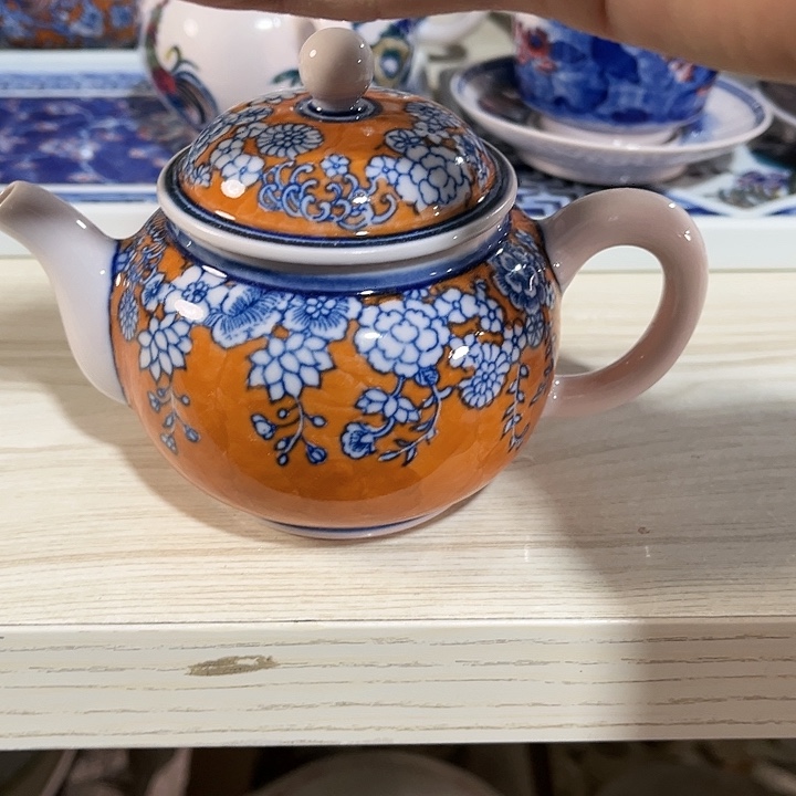 瓷片景*景德镇陶瓷茶壶。红。